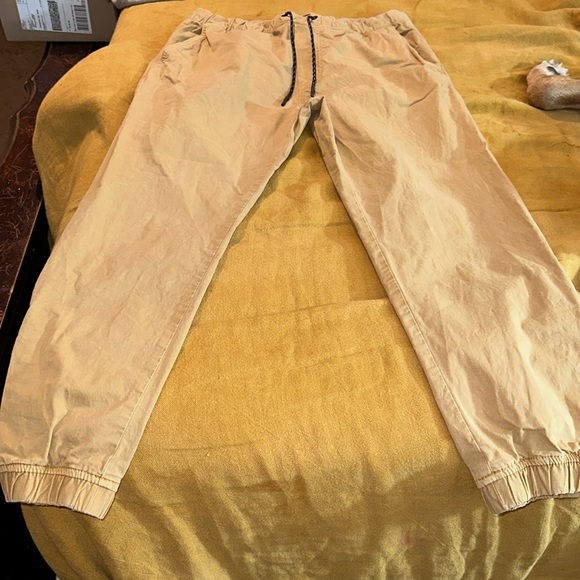 AMERICAN EAGLE NEXT LEVEL FLEX JOGGERS… khaki. Size Medium. - Picture 1 of 6